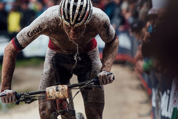  Video: Najšialenejšie momenty z pretekov svetového pohára v cross-country 2019