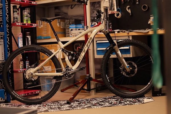  Video: Skladanie pretekárskeho špeciálu Martina Knapca CTM Scroll 29