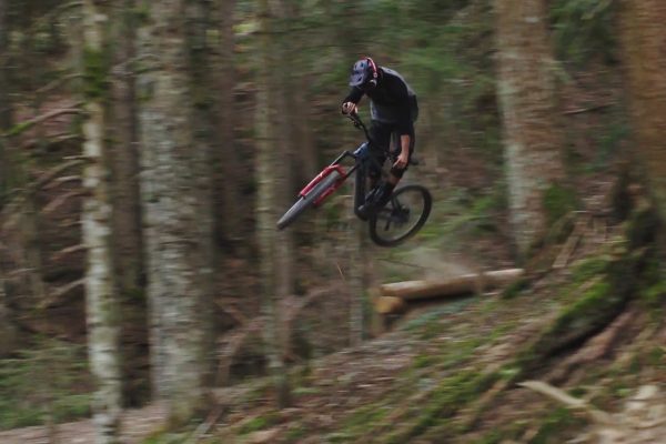  Video: Vinny T si užíva jazdu na e-biku v bikeparku Bernex ešte pred jeho otvorením