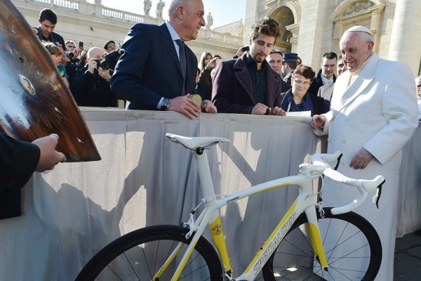 Pápež draží bicykel, ktorý mu venoval Peter Sagan