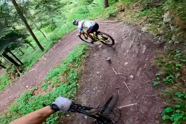  Video: Claudio Caluori prenasleduje na e-biku Nina Schurtera na jeho domácom traile