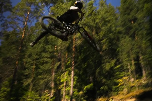  Video: Štýlový Emil Johansson v krátkom edite zo švédskeho bikeparku Järvso – Through The Trees