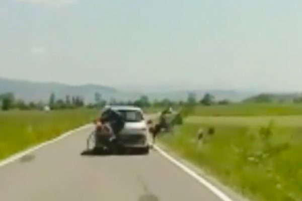  Video: Iba 18-ročný agresívny šofér úmyselne zrazil dvoch cyklistov na ceste pod Tatrami