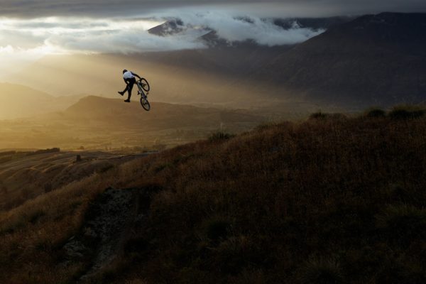  Video: Brandon Semenuk v zaujímavom edite Únik z vrcholov Nového Zélandu