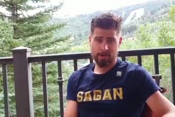  Peter Sagan odkazuje vodičom: Mali by si uvedomiť, že musia nechať cyklistom pri predbiehaní priestor 1,5 metra