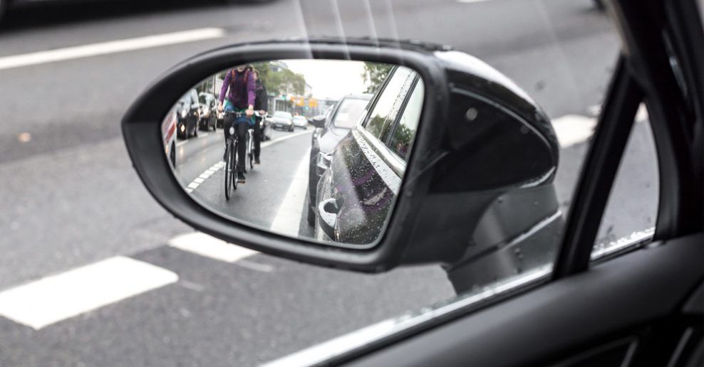Veľká väčšina vodičov sa správa voči cyklistom rozumne a ohľaduplne. Problém je tých zopár hlupákov
