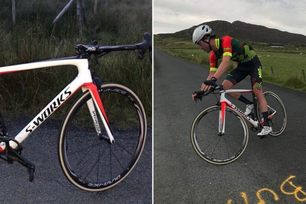Írsky cyklista prekonal Contadorov rekord v Everestingu o 20 minút na absurdne upravenom bicykli