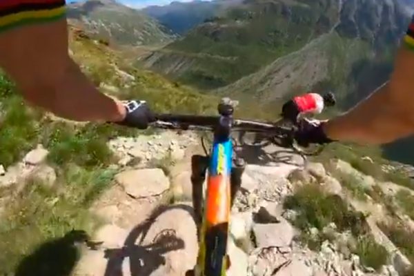  Video: Nino Schurter trénuje na technických trailoch v talianskom Livigno