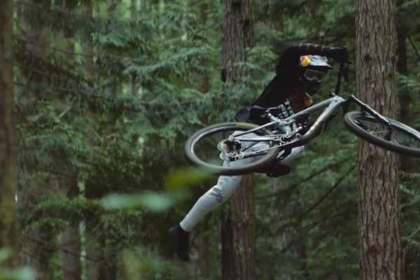  Musíte vidieť: Brandon Semenuk predvádza neskutočný štýl na trailovom bicykli