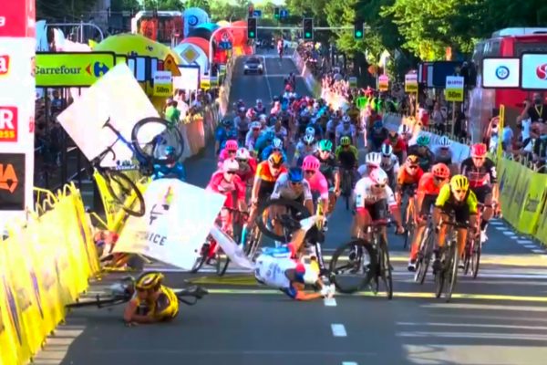  Video: Prvá etapa pretekov Okolo Poľska sa skončila hrozivým pádom na cieľovej čiare