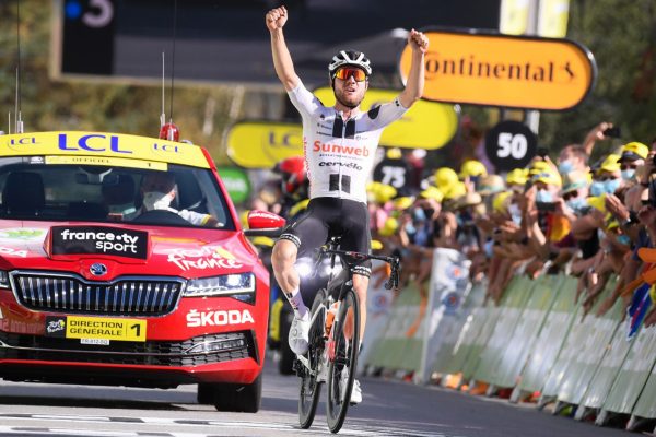 Marc Hirschi vyhral sólo únikom a krásnym zjazdom najdlhšiu etapu Tour de France