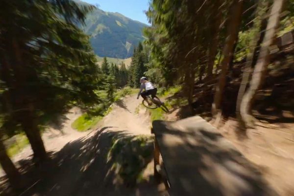  Musíte vidieť: Iba 18-ročná Vali Höll ukazuje svoj talent v novom videu Sound Of Speed