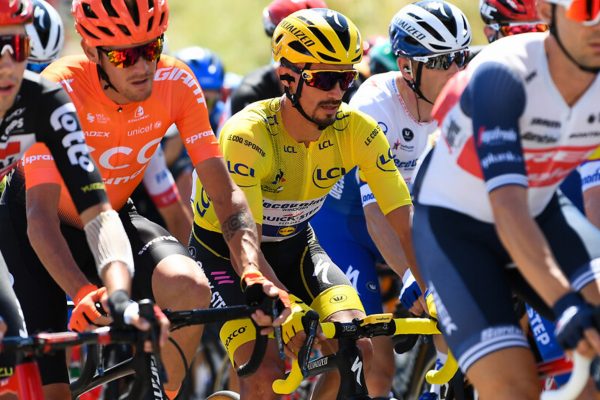 Alaphilippe prišiel o žltý dres, pretože si vzal fľašu 17 km pred cieľom