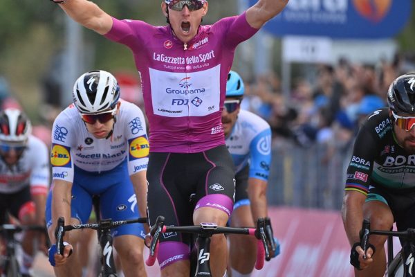  Peter Sagan skončil druhý v 11. etape Giro d’Italia. Predviedol dobrý šprint, ale na Démarea nemal (+video)