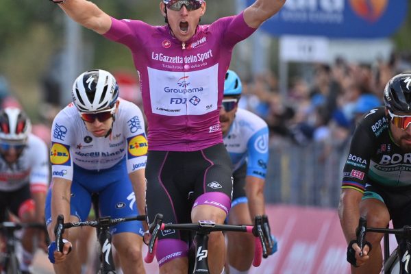  Peter Sagan skončil druhý v 11. etape Giro d’Italia. Predviedol dobrý šprint, ale na Démarea nemal (+video)