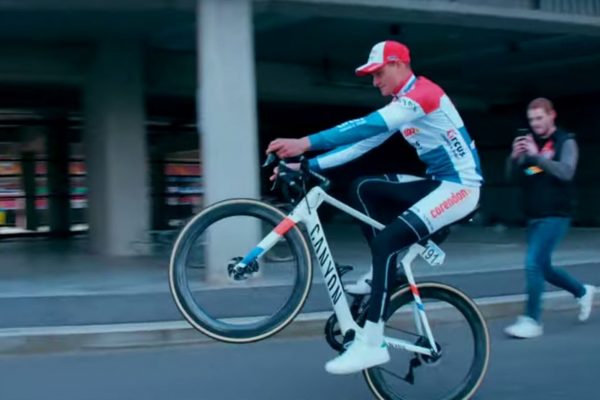  Video: Mathieu van der Poel potešil fanúšikov, ktorí si pýtali wheelie