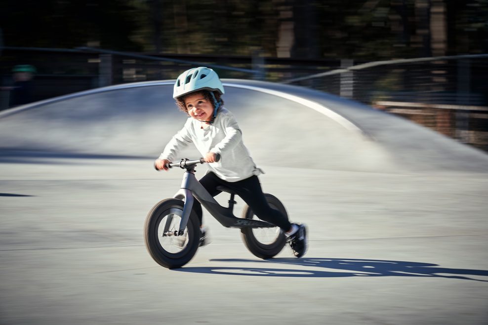 Prv&yacute; bicykel pre dieťa: Je lep&scaron;ie odr&aacute;žadlo alebo pomocn&eacute; kolieska?