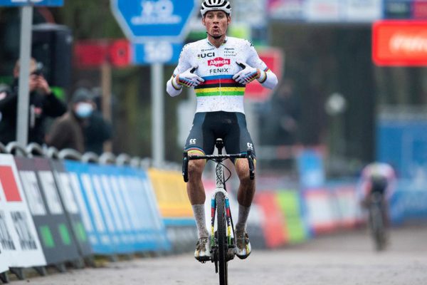 Mathieu van der Poel vyhral svoje prvé cyklokrosové preteky sezóny aj napriek pádu