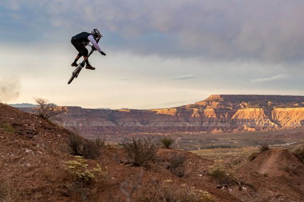  Musíte vidieť: Kyle Strait sa vracia na staré trate Rampage vo videu ‘I Think I’ll Have Another’