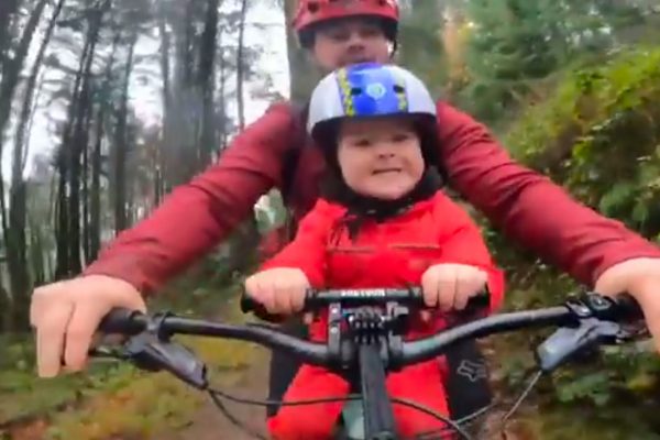 Video: Takto to vyzerá, keď sa malý chlapec teší z jazdy na bicykli
