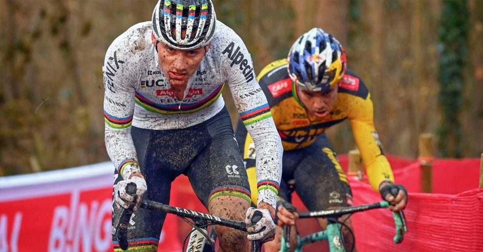 Mathieu van der Poel vyhral svetov&yacute; poh&aacute;ra v Namure v nap&iacute;navom s&uacute;boji s Woutom van Aertom