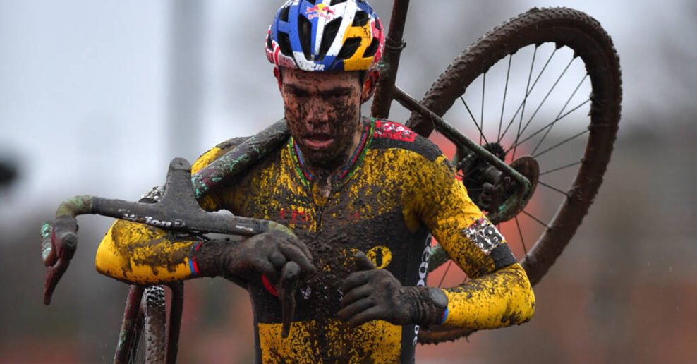 Wout van Aert suverénne porazil Van der Poela a vyhral preteky svetového pohára v Dendermonde
