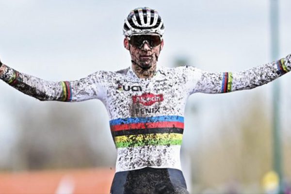 Mathieu van der Poel opäť suverénne, vyhral preteky Ethias Cross v Bredene