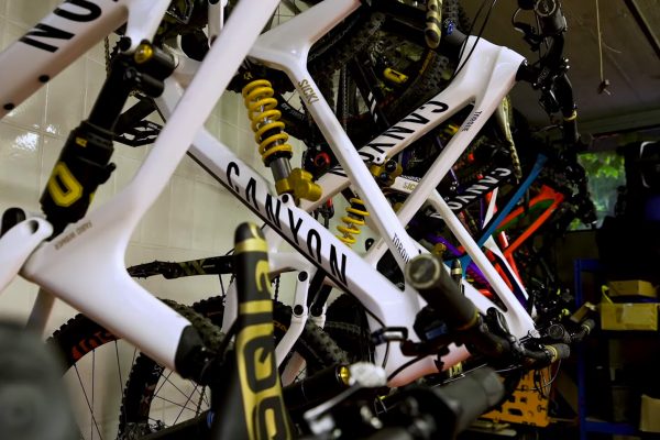 Video: Pozrite si, aké bicykle má v garáži Fabio Wibmer