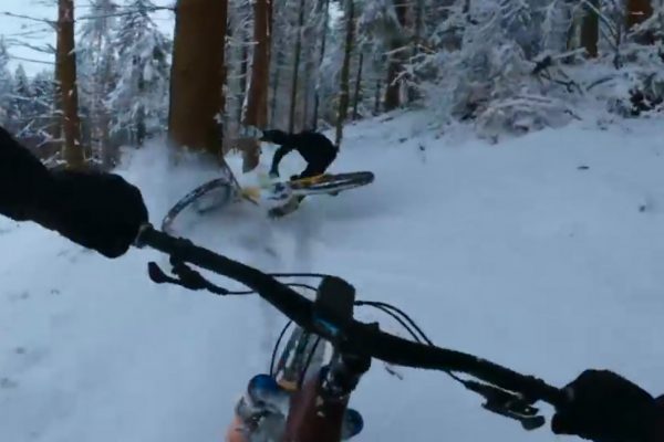  Video: Šimon Rus a Michael Kolář sa naháňajú na zasnežených trailoch nad Žilinou