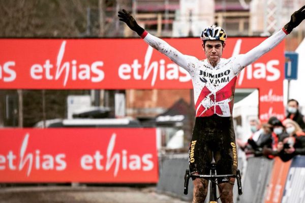 Wout van Aert vyhral svetový pohár v Overijse, Van der Poel doplatil na defekt a pády