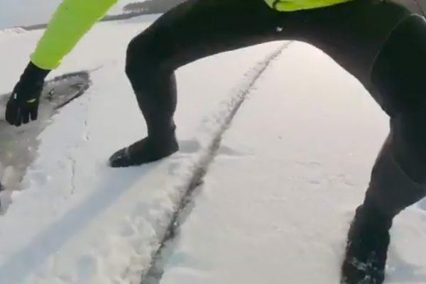  Video: Českí cyklisti sa prepadli počas jazdy po zamrznutom jazere