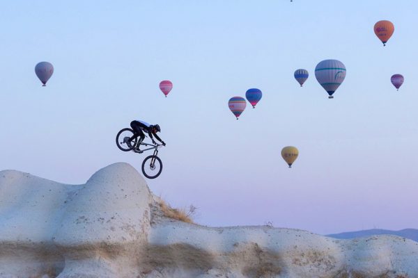  Musíte vidieť: Epická jazda Kiliana Brona medzi balónmi v Tureckej Cappadocii – Follow The Light