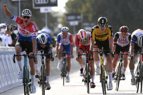  Mathieu van der Poel vyhral úvodnú etapu pretekov UAE Tour 2021 (+video)