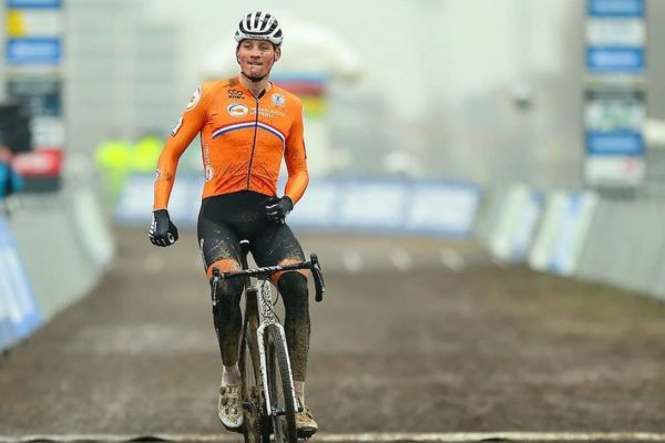  Mathieu van der Poel vyhral štvrtý titul majstra sveta v cyklokrose (+video)