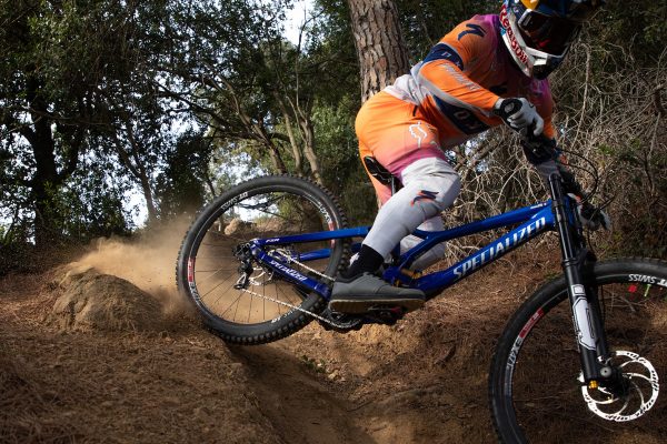 Specialized prestavil nové zjazdové topánky 2FO DH na nášľapy aj flaty