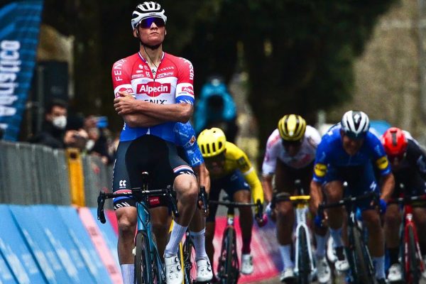  Video: Mathieu van der Poel vyhral tretiu etapu Tirreno-Adriatico, cieľom prešiel so založenými rukami