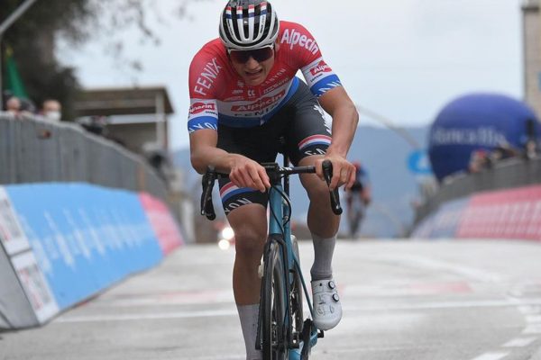  Mathieu van der Poel vyhral 5. etapu Tirreno-Adriatico obdivuhodným 50km sólo únikom (+video)