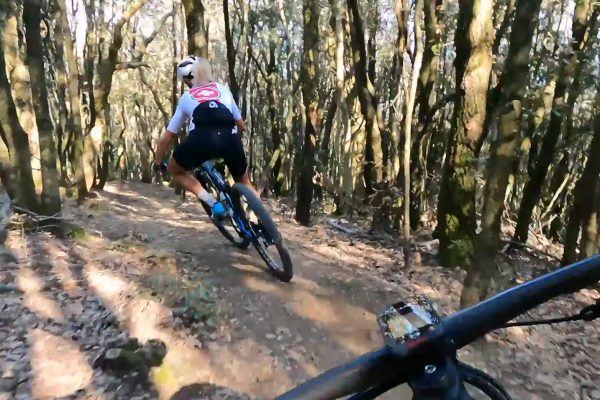  Video: Rýchly a technický cross-country zjazd v podaní Jolandy Neff (POV)