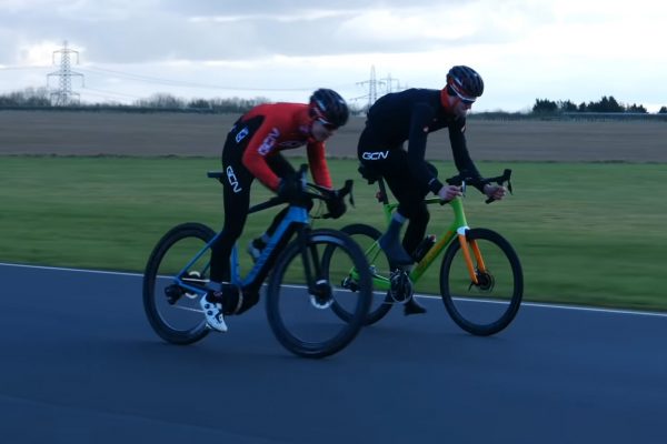  Video: O koľko je rýchlejší načipovaný e-bike v porovnaní s klasickým cestným bicyklom