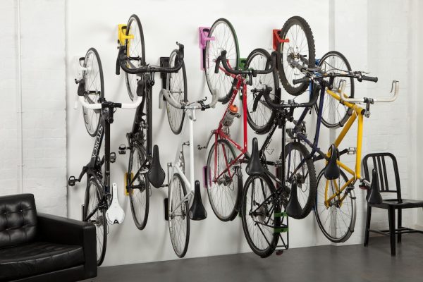 Na ležiaka, na stojáka či na šikmáča? 4 tipy pri výbere bicyklového vešiaku na stenu