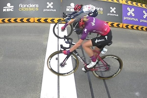  Video: Holandská cyklistka doplatila na predčasnú oslavu a víťazstvo jej ušlo o milimetre