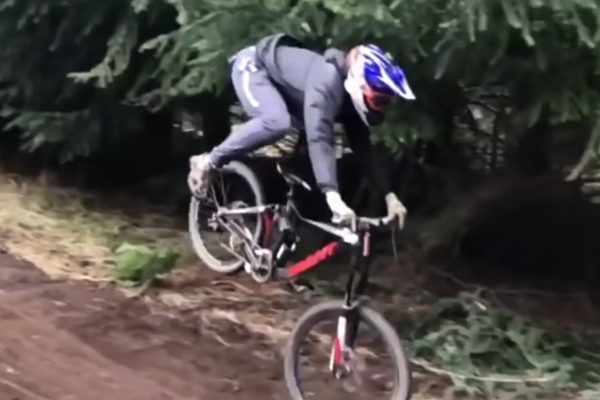 Video: Vtipné i hrozivé pády na bicykloch | Pinkbike Friday Fails #166