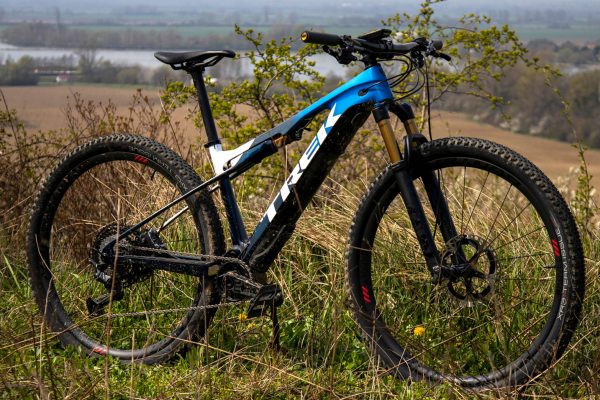  Video: Trek E-Caliber 9.9 XTR 2021 – preview & test