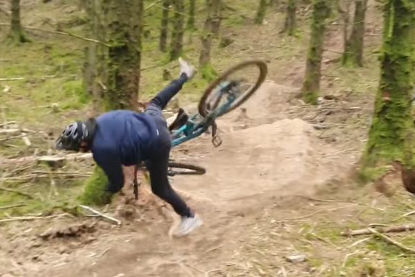  Video: Vtipné i hrozivé pády na bicykloch | Pinkbike Friday Fails #167