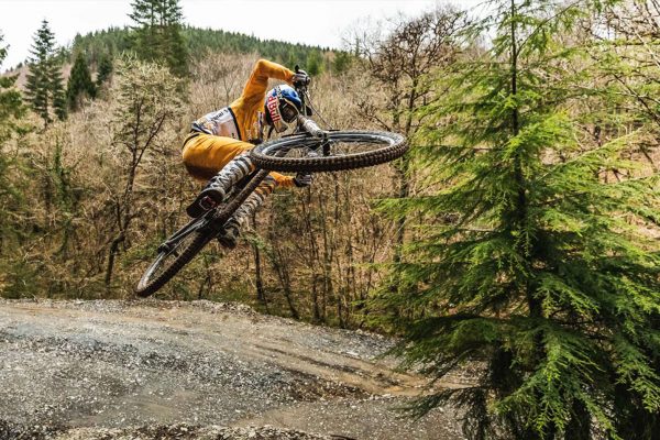  Video: Gee Atherton hľadá tie najväčšie skoky v anglickom bikeparku Dyfi