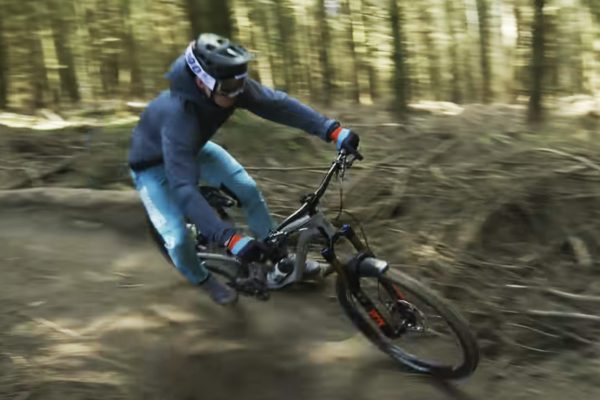  Video: Takto to vyzerá, keď zjazdári sadnú na enduro bicykle | RAW