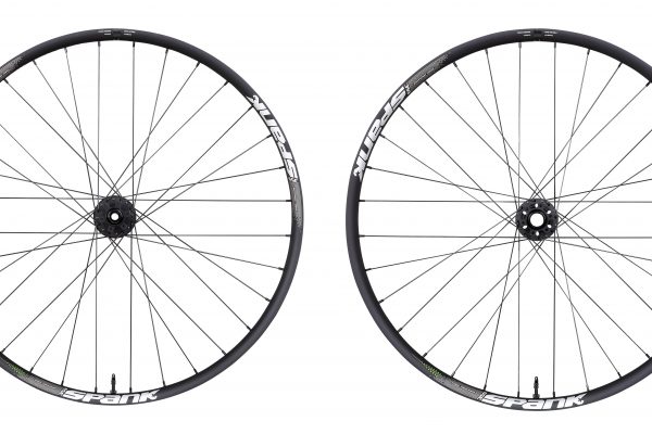 Zapletené gravel kolesá SPANK Flare s technológiou Vibrocore ™