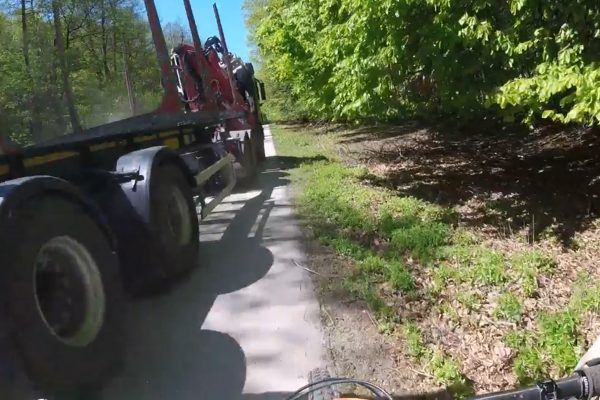  Video: Šialený vodič nákladného auta takmer zrazil cyklistu v lese pri Lozorne