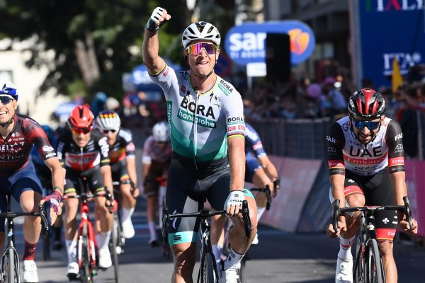  Video: Peter Sagan vyhral 10. etapu Giro d’Italia a oblečie sa do cyklámenového dresu