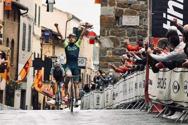 Mladý Slovák Martin Svrček vyhral premiéru juniorského Strade Bianche (+video)